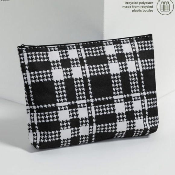 thirty-one Handbags - Thirty One Zipper Pouch.   2 for $25!!!